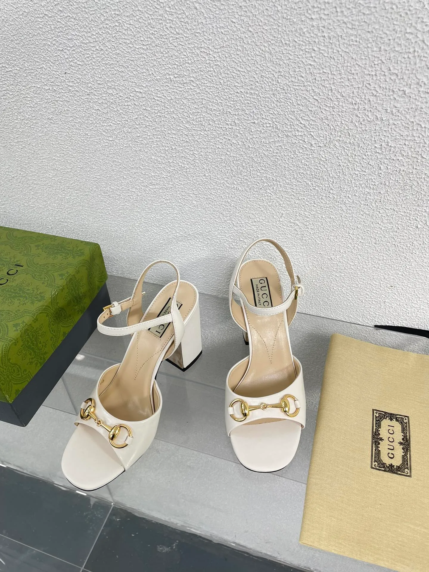 👟👟Ex-factory price 520👟👟 Classic Gucci sandals 💰 Popular 🔥 single product brown, upper made of lambskin, classic logo💪 Exquisite double G diamond buckle hardware, Italian imported genuine leather outsole💯 Sheepskin lining, feet, classic hardware buckle, original custom code number: 35 36 37 38 39 40 41 42 (order 40 41 42) with original packaging